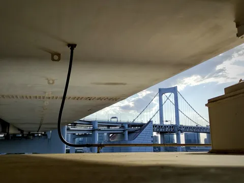 橋の下からのぞく、日常の風景