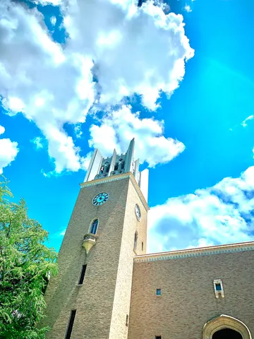 青空と鐘塔の午後