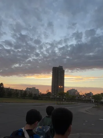 夕暮れのビルと空