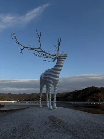 空飛ぶストライプ鹿、見参！