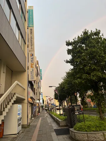 雨上がり、二重の虹と街角