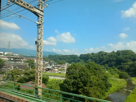 車窓に流れる日本の山里