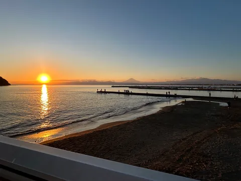 夕暮れの桟橋と富士山