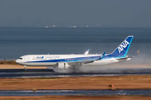 滑走路に水しぶき、ANA機が離陸