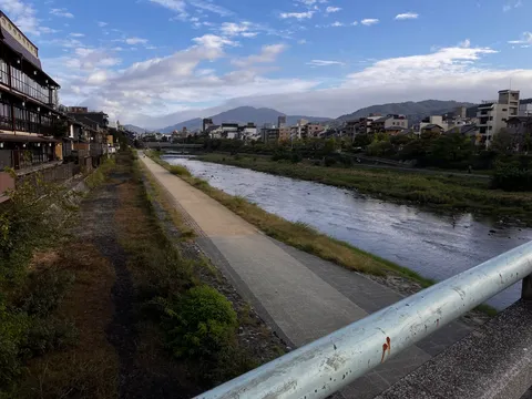 川沿いの遊歩道、街並みと空
