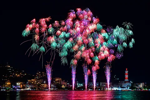 夜空と水面を染める光の祝祭