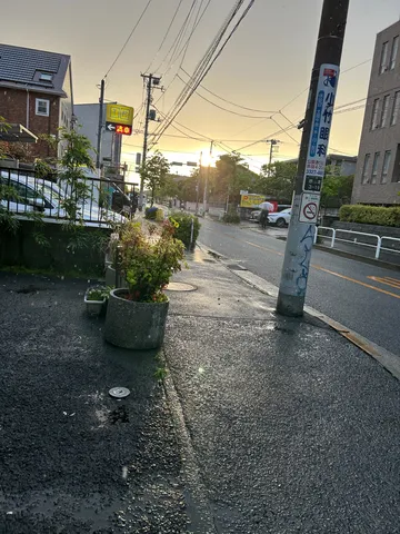 雨上がりの夕暮れ、都会の光景