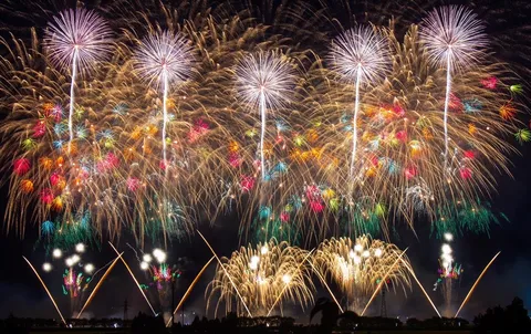 夜空に広がる光の洪水