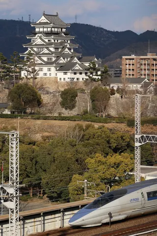 悠久の城と疾走の新幹線
