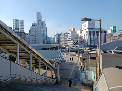 都会の日常、未来への架け橋