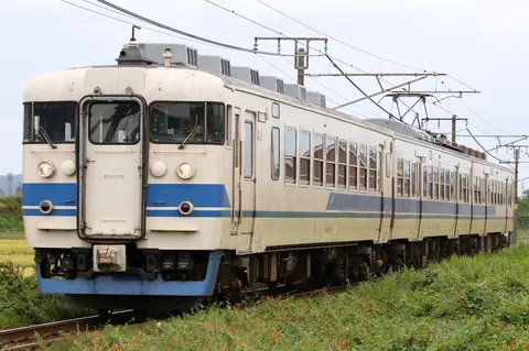 線路と田園のレトロ列車
