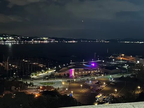 水面に映る光の夜景