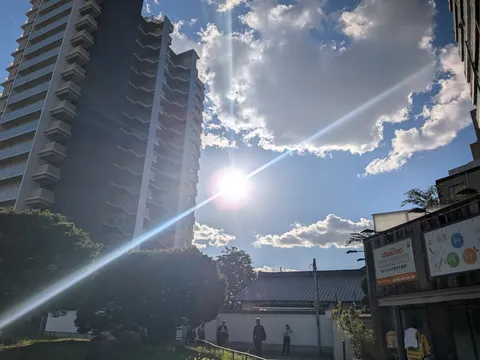 光の軌跡と高層の影