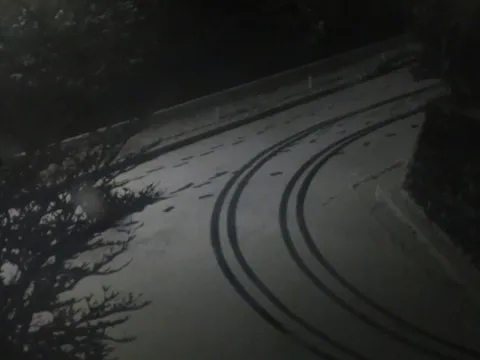 夜のカーブ、タイヤ痕の残像