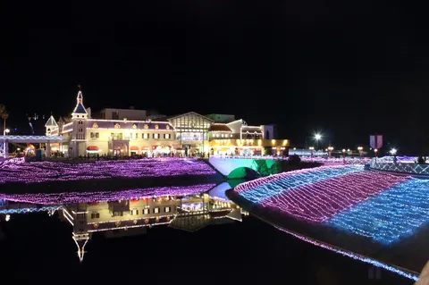 夜の光の波が街を染める