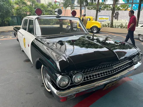 街角に停まる黒白の名車