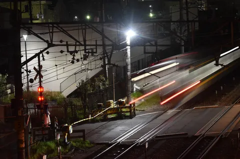 夜の踏切、光の疾走