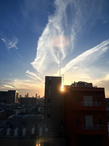 空とビルのコントラストが美しい夕暮れ