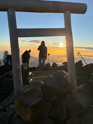 夕陽に染まる鳥居の刻印