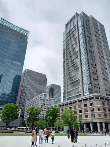都会の空とビル群のコントラスト