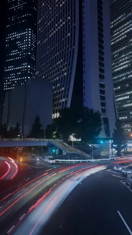 都会の夜を彩る光の軌跡