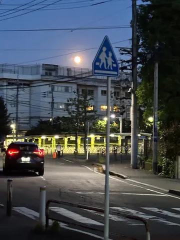 月夜の交差点、車のテールランプ