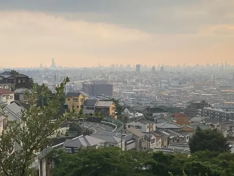 霞む街並みに浮かぶ遠い未来