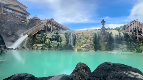 湯けむり、緑の水面、時を紡ぐ
