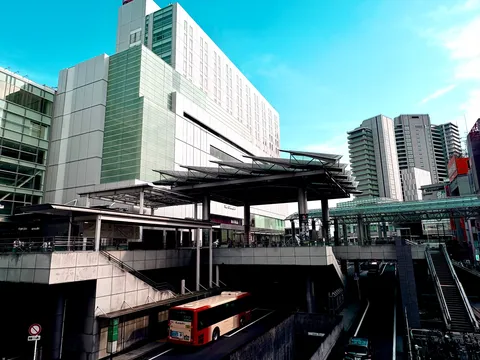 青空と都市の交差点