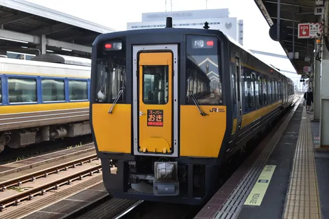 黄色い電車と駅の風景