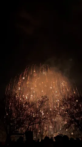 夜空を覆う花火の雲