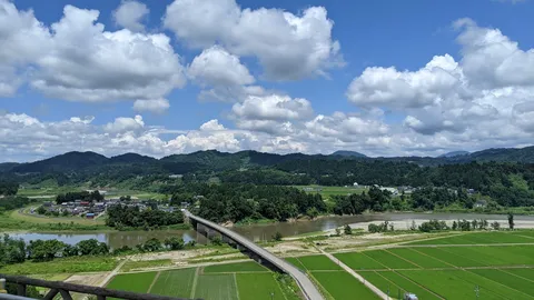 春空と田園の橋風景