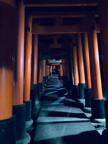 朱色の光の回廊