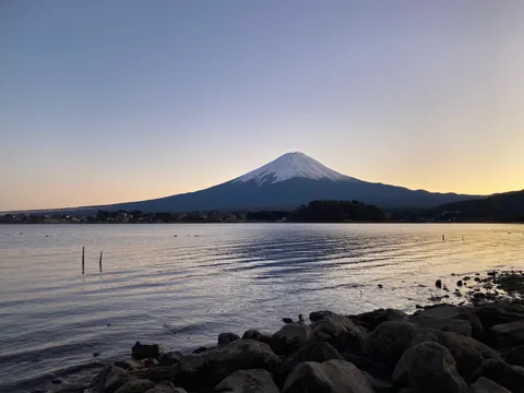 水面に映るたそがれ富士
