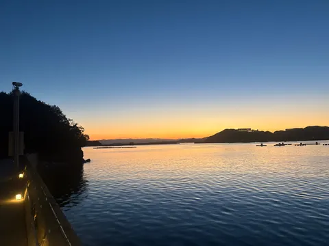 夕暮れ、湖面に映る空の色