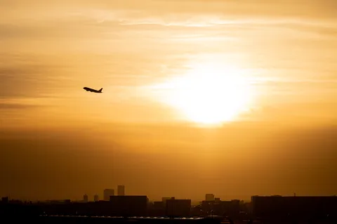 黄金の空を飛ぶ旅客機