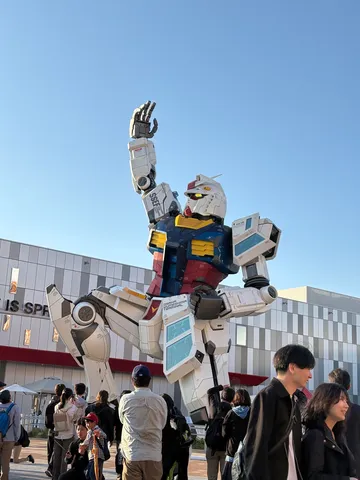 鋼の巨神、空へ手を
