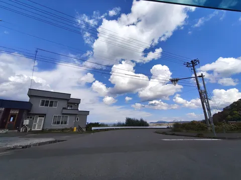 青空と雲、そして現代的な家