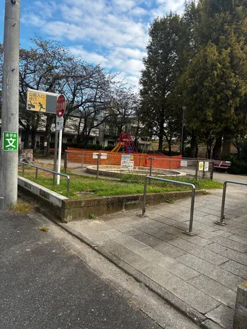 公園の午後に刻む遊具の影