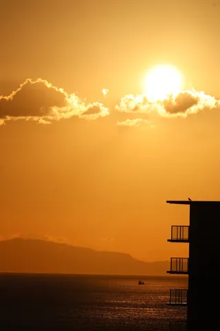 夕陽と海と影の語り