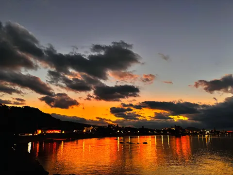 夕暮れ、街と空の灯火