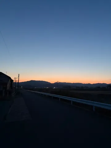 旅立ちと夕暮れの交差点