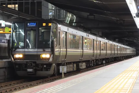 夜の長い路線に光る列車