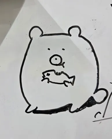 白板の丸熊と魚の落書き