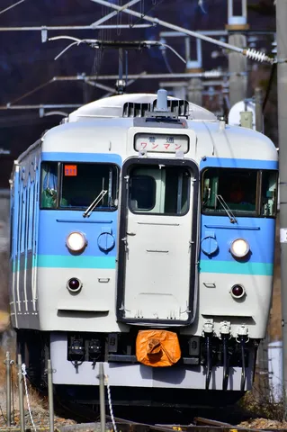 通勤電車の力強い眼差し