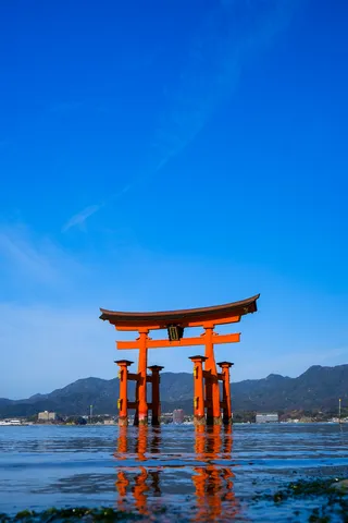 青空と水面に映える朱色の鳥居
