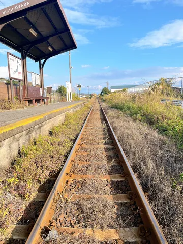 西大山駅、線路の向こうの空へ