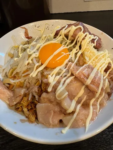 黄身と麺の層が踊る丼