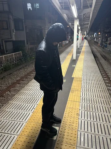 夜の駅、静かな待ち時間