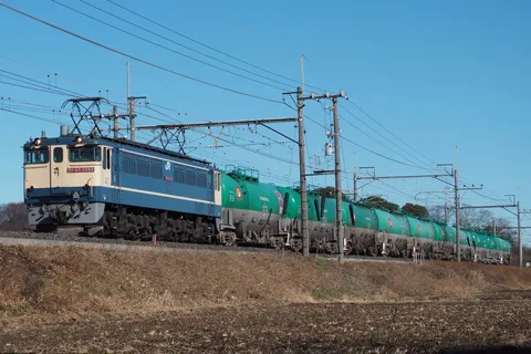 青空の下、雄々しく駆ける貨物列車